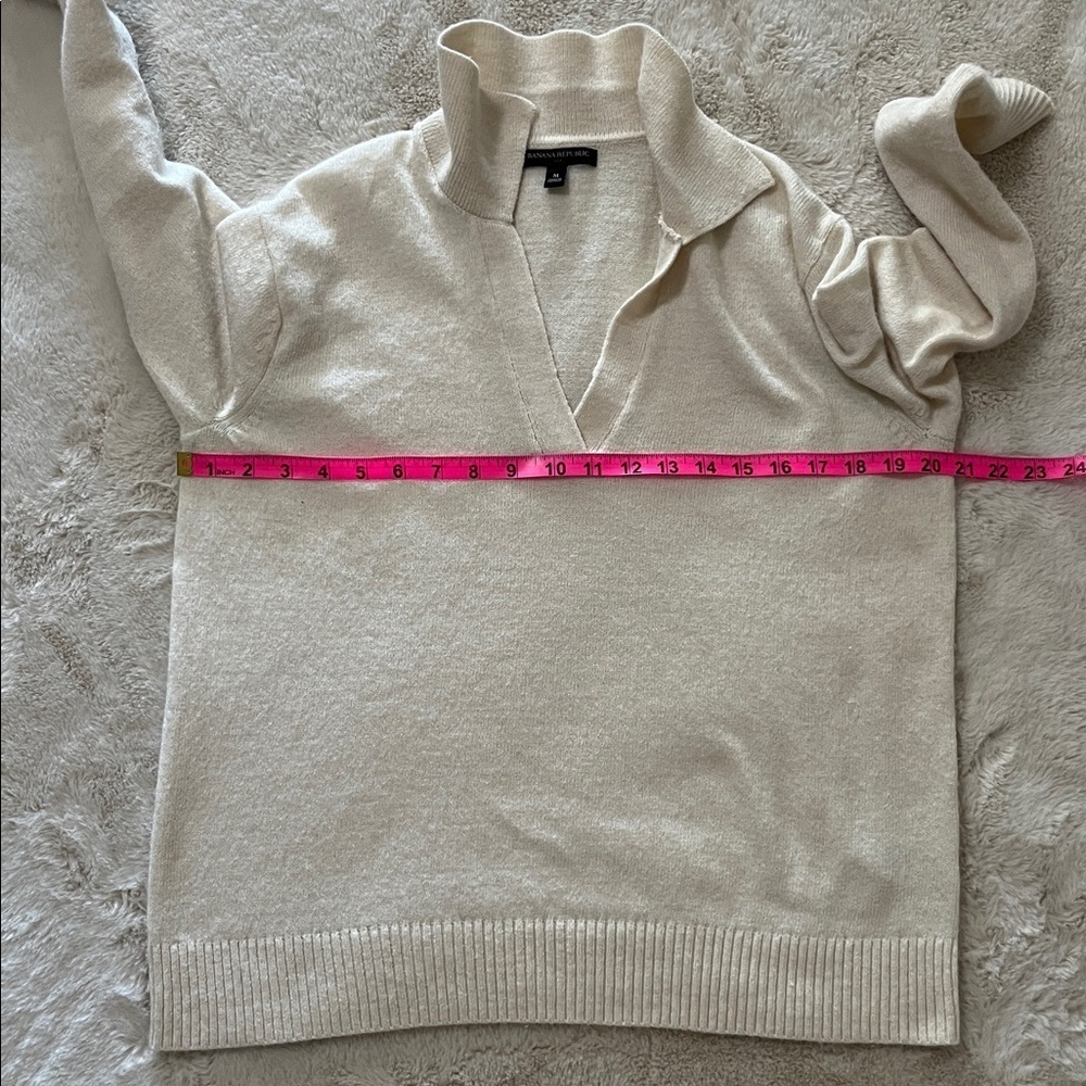 Banana Republic Cream V-Neck Sweater - Picture 6 of 7
